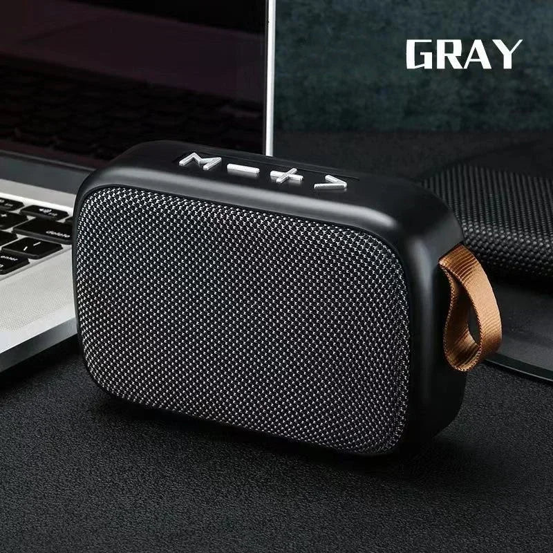Altavoz inalámbrico mostrando tamaño portátil y diseño ergonómico